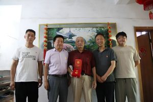 仁和集團黨委慰問老黨員并頒發“光榮在黨50年”榮譽紀念章