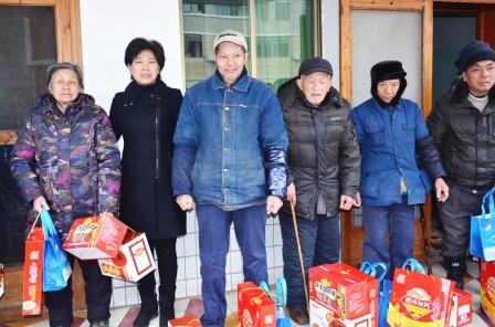 集團(tuán)走訪慰問福利院.jpg