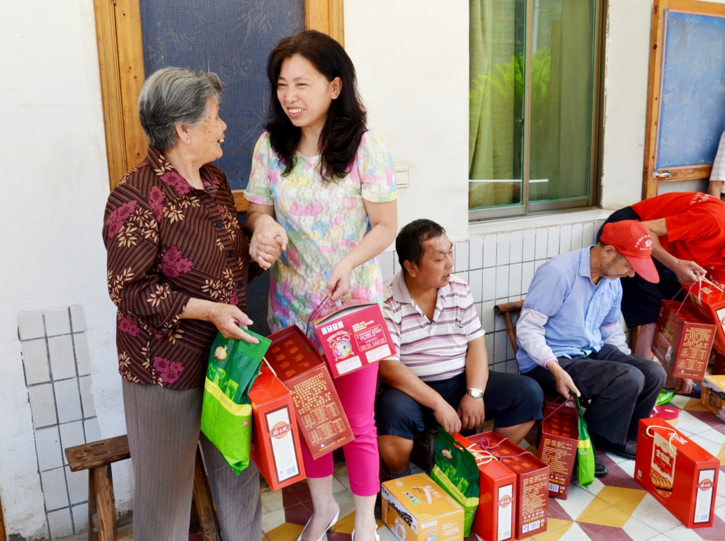 1506474221205037450.jpg 仁和集團駐樟樹市張家山街道杏塘村委第一書記彭建菁走訪村里的困難戶、五保戶.jpg